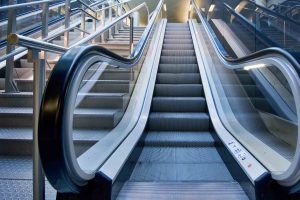 پله برقی چیست [پله برقی چگونه کار میکند + ساختار و مشخصات]