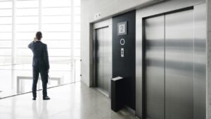 هزینه نصب آسانسور در ساختمان چهار طبقه بین طبقات اول تا چهارم با چه درصدی سهم بندی می شود؟