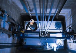 سرویس آسانسور شامل چیست؟ تمام وظایف و مسئولیت سرویس کار