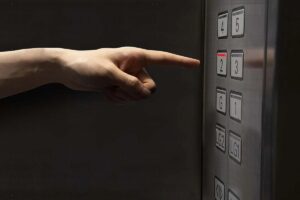 علت کار نکردن دکمه آسانسور چیست؟ لیست دلایل