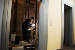 خطای ef در آسانسور چیست؟ بررسی کامل + رفع خطا