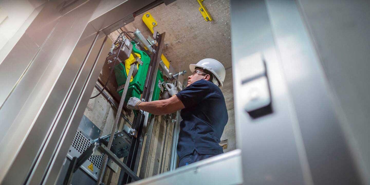 دلایل مخالفت با نصب آسانسور در ساختمان های قدیمی 2 نصب آسانسور 4 1