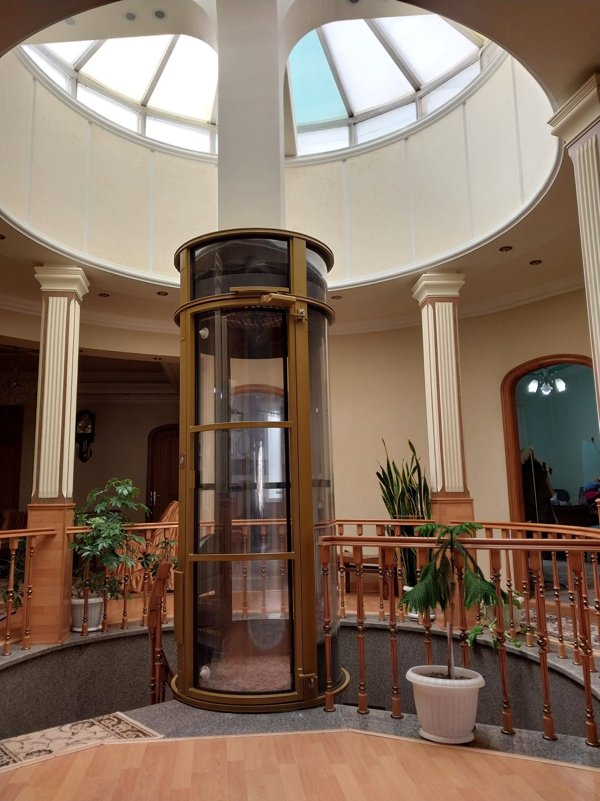 آسانسور بدون چاله + انواع، کاربرد و مزایا و معایب 4 3.آسانسور وکیومی