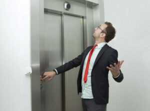 آسانسور در طبقه ای مانده و حرکت نمی کند + دلیل و راه حل