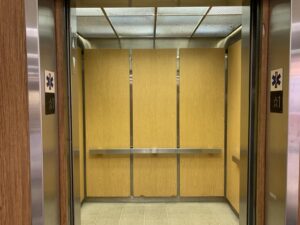 علت بسته نشدن درب لولایی آسانسور + راه حل