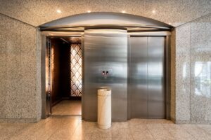 چگونه درب آسانسور را باز کنیم؟ آموزش باز کردن درب آسانسور