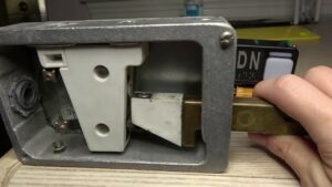 نحوه عملکرد قفل درب آسانسور [آموزش تنظیم و رگلاژ]