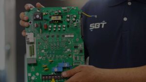 علت سوختن برد درایو آسانسور چیست؟ [عیب یابی و راه کار]