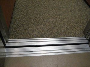 علت پایین رفتن کابین آسانسور [عدم تراز یا بالا و پایین رفتن اسانسور]